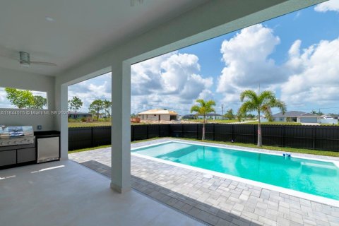 House in Cape Coral, Florida 3 bedrooms, 167.6 sq.m. № 1839478 - photo 25