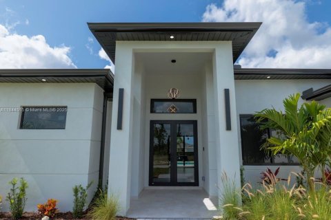 House in Cape Coral, Florida 3 bedrooms, 167.6 sq.m. № 1839478 - photo 2