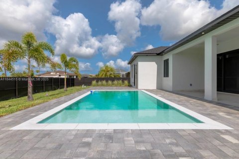 House in Cape Coral, Florida 3 bedrooms, 167.6 sq.m. № 1839478 - photo 21