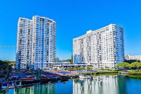 Apartamento en alquiler en Aventura, Florida, 2 dormitorios, 114.46 m2 № 2399580 - foto 2