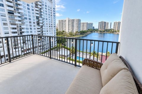 Apartamento en alquiler en Aventura, Florida, 2 dormitorios, 114.46 m2 № 2399580 - foto 21