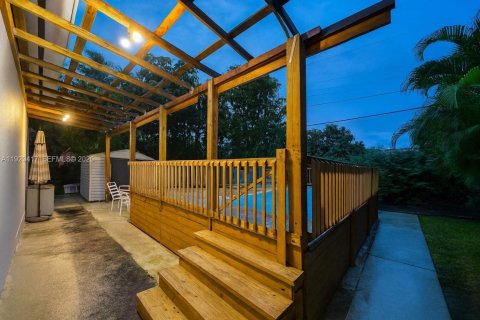 Villa ou maison à vendre à Miami, Floride: 4 chambres, 137.77 m2 № 1991737 - photo 2
