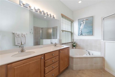 House in University Park, Florida 3 bedrooms, 173.63 sq.m. № 2200025 - photo 11