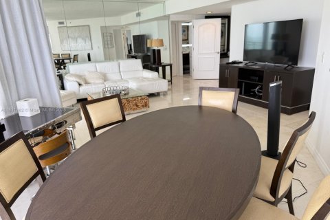 Copropriété à louer à Sunny Isles Beach, Floride: 2 chambres, 132.85 m2 № 2021295 - photo 4