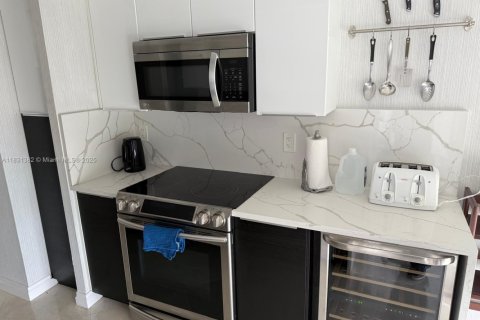 Copropriété à louer à Sunny Isles Beach, Floride: 2 chambres, 132.85 m2 № 2021295 - photo 8