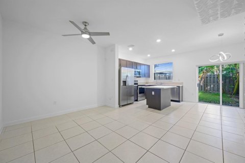 Adosado en Homestead, Florida 3 dormitorios, 143.53 m2 № 2146370