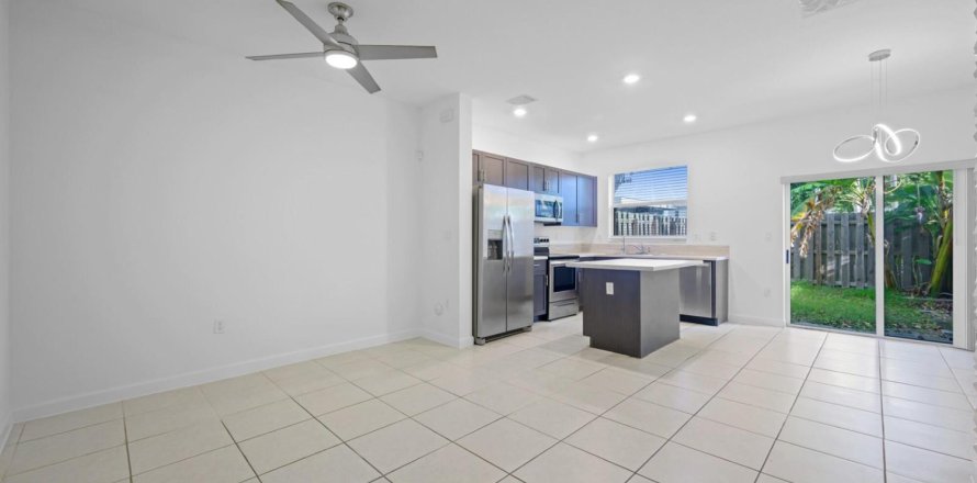 Adosado en Homestead, Florida 3 dormitorios, 143.53 m2 № 2146370