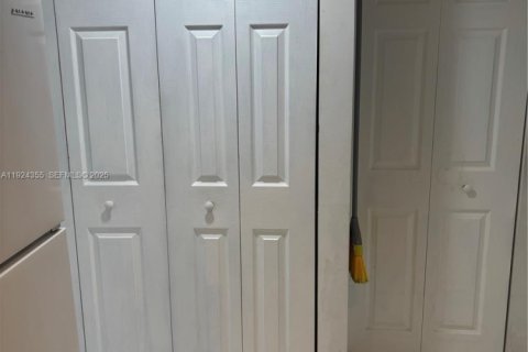 Condo in Miami, Florida, 3 bedrooms  № 1982476 - photo 17