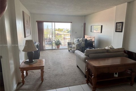 Condo in Miami, Florida, 3 bedrooms  № 1982476 - photo 7