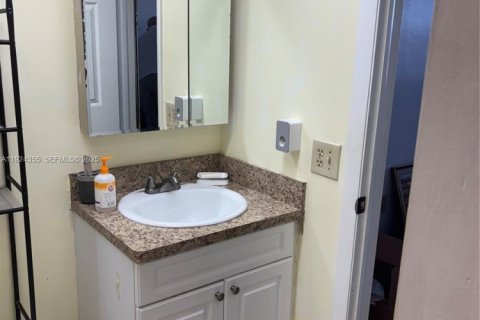 Condo in Miami, Florida, 3 bedrooms  № 1982476 - photo 11