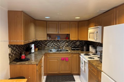 Condo in Miami, Florida, 3 bedrooms  № 1982476 - photo 5