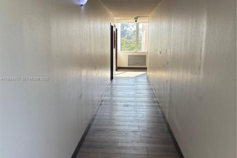 Condo in Miami, Florida, 3 bedrooms  № 1982476 - photo 21