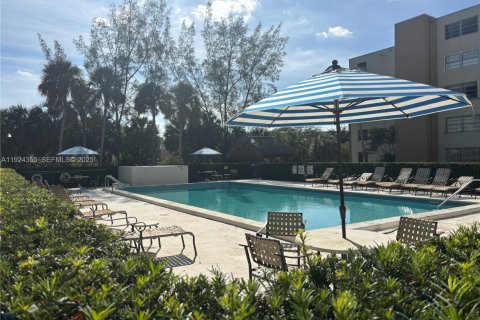 Condo in Miami, Florida, 3 bedrooms  № 1982476 - photo 25