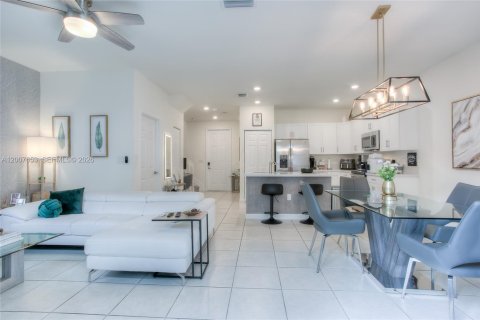 Townhouse in Hialeah, Florida 3 bedrooms, 138.05 sq.m. № 2071592 - photo 2