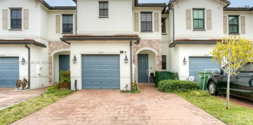 Townhouse in Hialeah, Florida 3 bedrooms, 138.05 sq.m. № 2071592