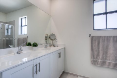 Townhouse in Hialeah, Florida 3 bedrooms, 138.05 sq.m. № 2071592 - photo 9