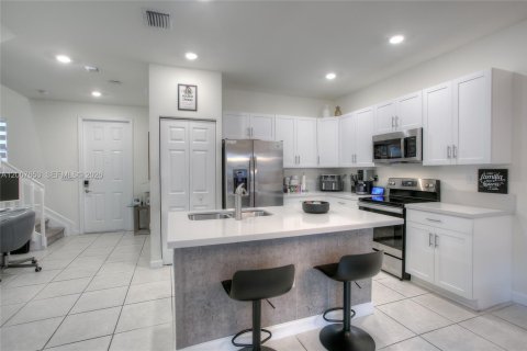 Townhouse in Hialeah, Florida 3 bedrooms, 138.05 sq.m. № 2071592 - photo 4