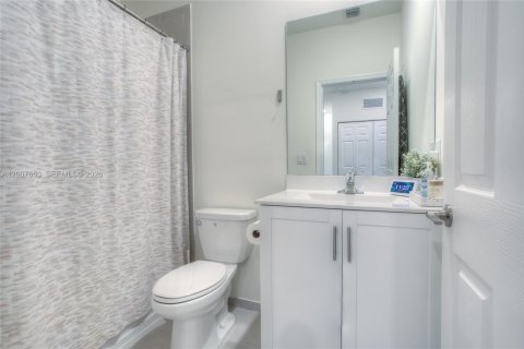 Townhouse in Hialeah, Florida 3 bedrooms, 138.05 sq.m. № 2071592 - photo 13
