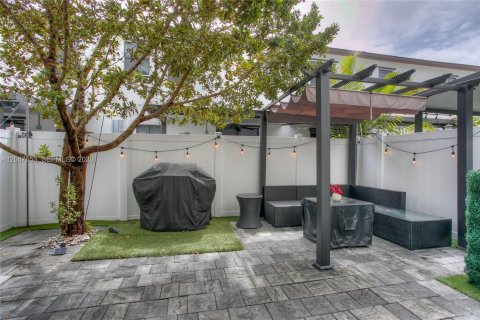Townhouse in Hialeah, Florida 3 bedrooms, 138.05 sq.m. № 2071592 - photo 16