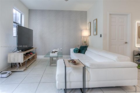 Townhouse in Hialeah, Florida 3 bedrooms, 138.05 sq.m. № 2071592 - photo 3