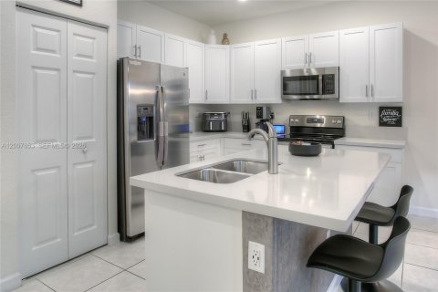 Townhouse in Hialeah, Florida 3 bedrooms, 138.05 sq.m. № 2071592 - photo 5