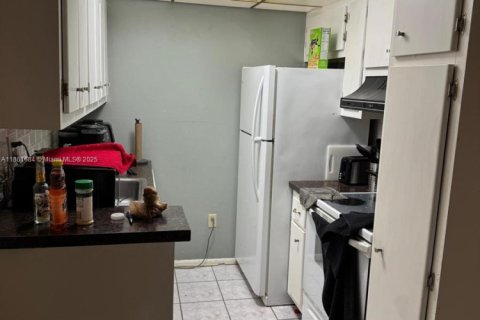 Condo in Miami, Florida, 1 bedroom  № 1892202 - photo 2