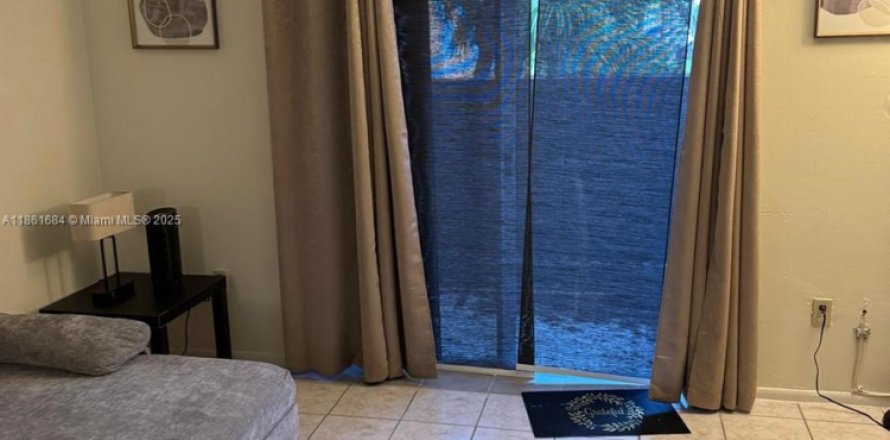 Condo in Miami, Florida, 1 bedroom  № 1892202