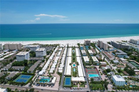 Condo in Sarasota, Florida, 1 bedroom  № 2216079 - photo 2