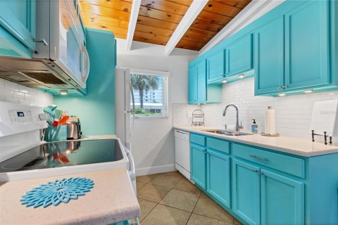Condo in Sarasota, Florida, 1 bedroom  № 2216079 - photo 13