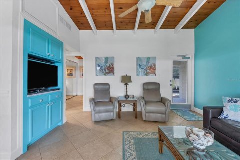 Condo in Sarasota, Florida, 1 bedroom  № 2216079 - photo 9