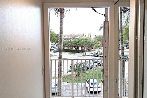 Condo in Sunrise, Florida, 2 bedrooms  № 2041763 - photo 2