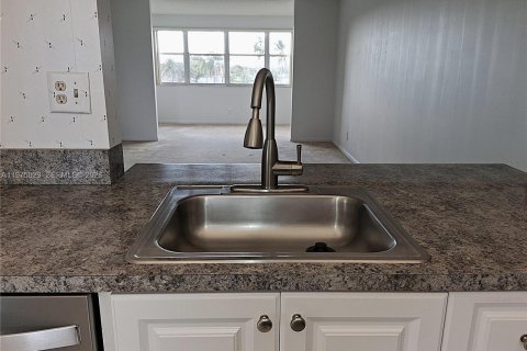 Condo in Sunrise, Florida, 2 bedrooms  № 2041763 - photo 17