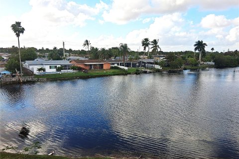 Condo in Sunrise, Florida, 2 bedrooms  № 2041763 - photo 29