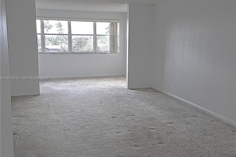 Condo in Sunrise, Florida, 2 bedrooms  № 2041763 - photo 18