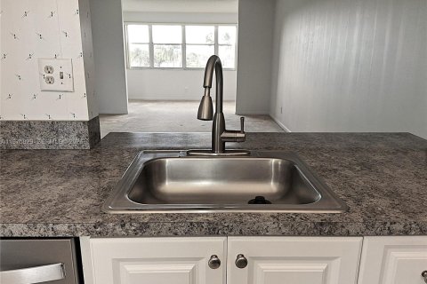 Condo in Sunrise, Florida, 2 bedrooms  № 2041763 - photo 6