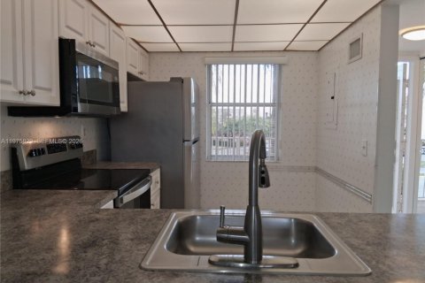Condo in Sunrise, Florida, 2 bedrooms  № 2041763 - photo 5