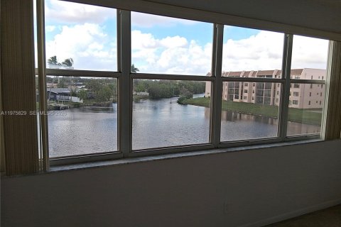 Condo in Sunrise, Florida, 2 bedrooms  № 2041763 - photo 22