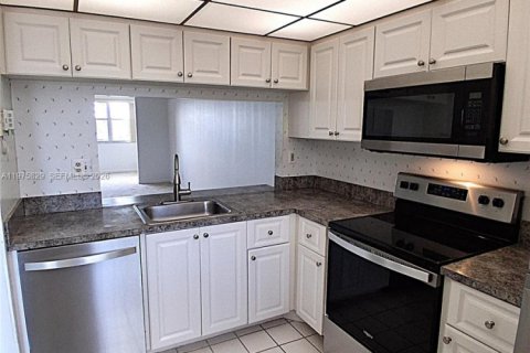 Condo in Sunrise, Florida, 2 bedrooms  № 2041763 - photo 9
