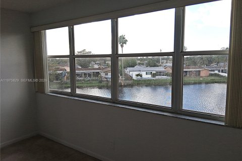 Condo in Sunrise, Florida, 2 bedrooms  № 2041763 - photo 23