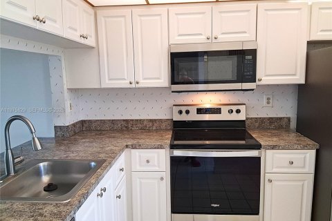 Condo in Sunrise, Florida, 2 bedrooms  № 2041763 - photo 4