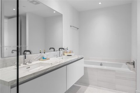 Condo in Miami, Florida, 3 bedrooms  № 2152973 - photo 22