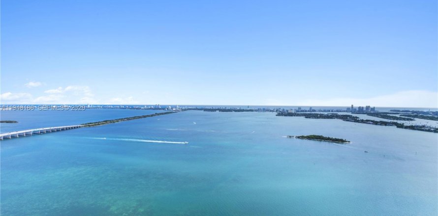 Condo in Miami, Florida, 3 bedrooms  № 2152973