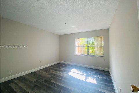 Condo in Hialeah, Florida, 2 bedrooms № 2009751 - photo 7