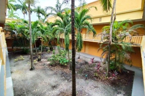 Condo in Hialeah, Florida, 2 bedrooms № 2009751 - photo 10