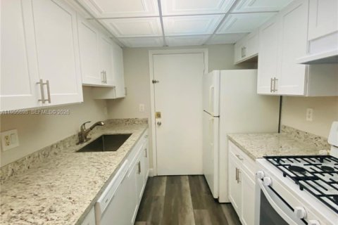 Condo in Hialeah, Florida, 2 bedrooms № 2009751 - photo 2