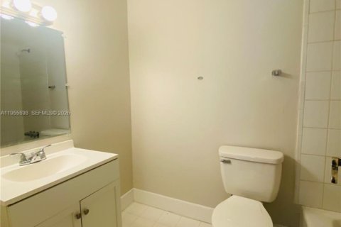 Condo in Hialeah, Florida, 2 bedrooms № 2009751 - photo 5
