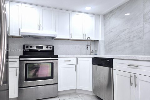 Кондоминиум с 3 спальнями в Майами, Флорида № 1996890