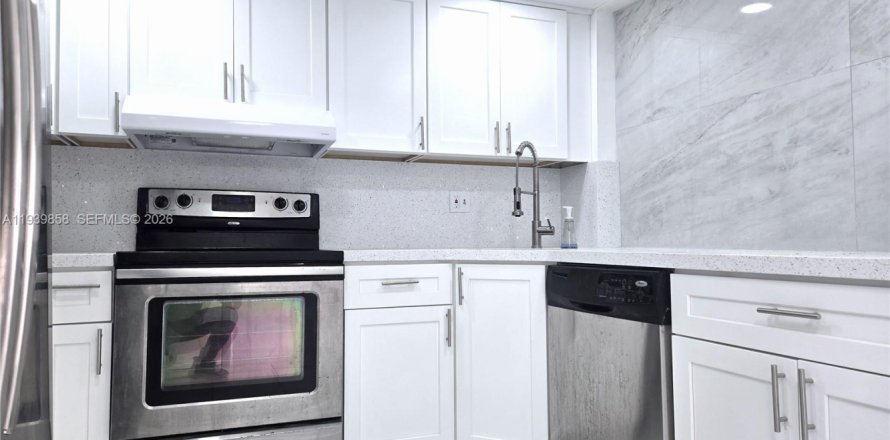 Кондоминиум с 3 спальнями в Майами, Флорида № 1996890