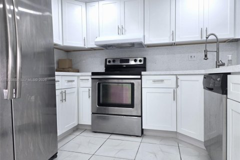 Снять в аренду кондоминиум в Майами, Флорида 3 спальни, 119.66м2, № 1996890 - фото 2