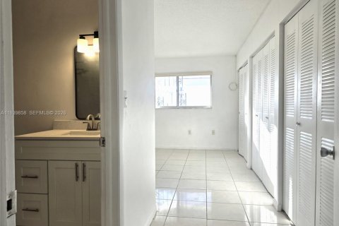 Снять в аренду кондоминиум в Майами, Флорида 3 спальни, 119.66м2, № 1996890 - фото 10